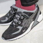 Asics Pantalones Silver Woven Black Carrier Grey on feet