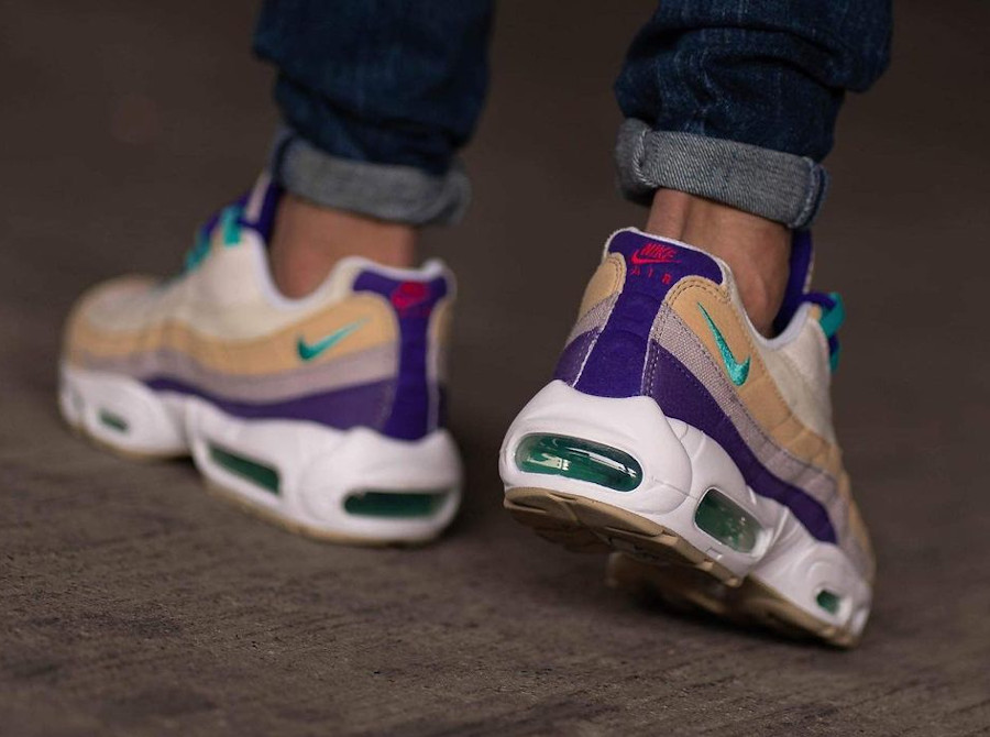 Nike Air Max 95 Airsprung beige turquoise et violette on feet (1)