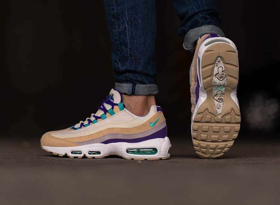Nike Air Max 95 Airsprung beige turquoise et violette on feet (3)