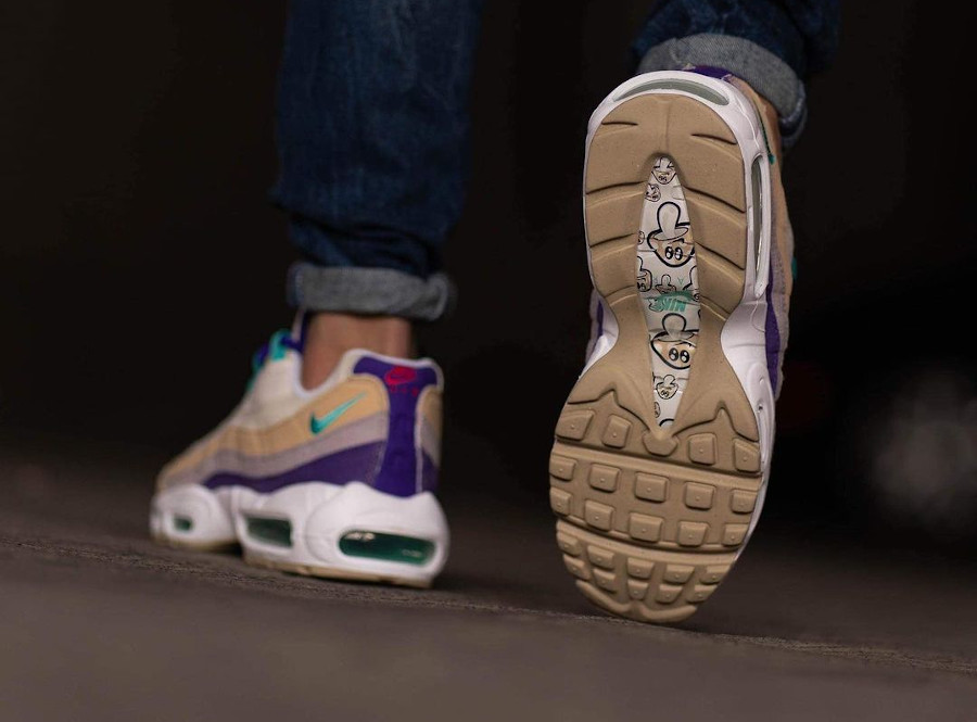 Nike Air Max 95 Airsprung beige turquoise et violette on feet (4)