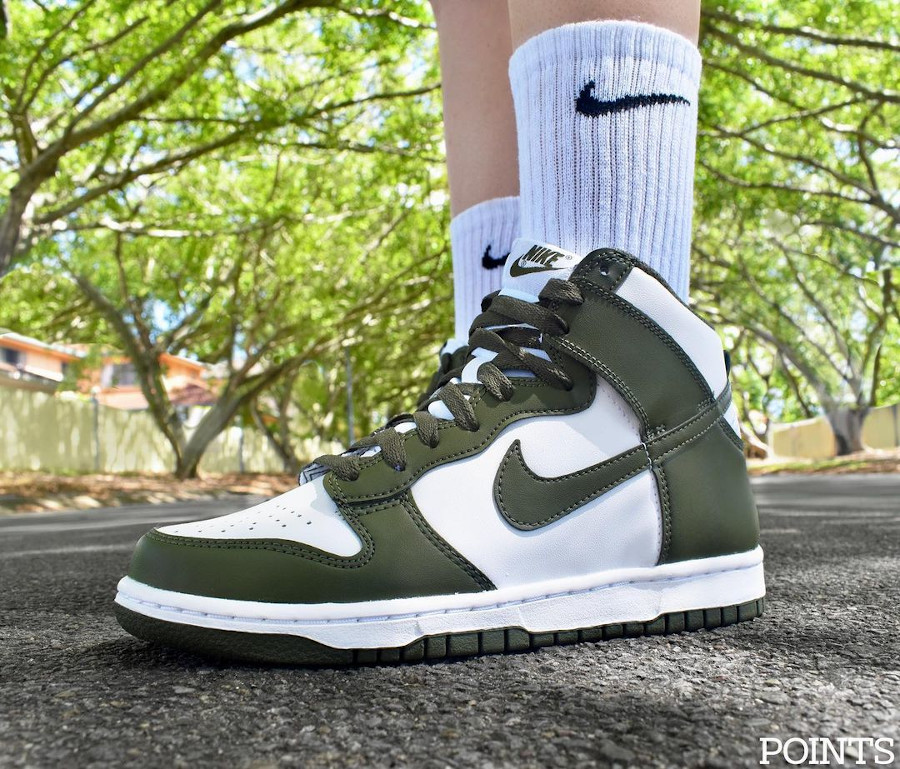 Nike Dunk High blanche et vert kaki on feet