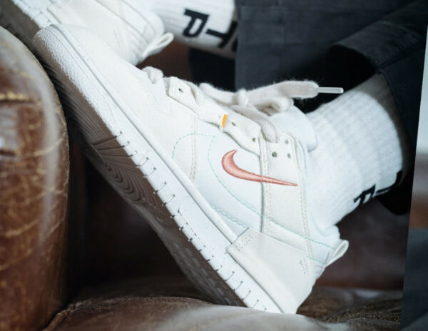 Nike Dunk Low Disrupt 2 blanche beige et rose on feet (2)