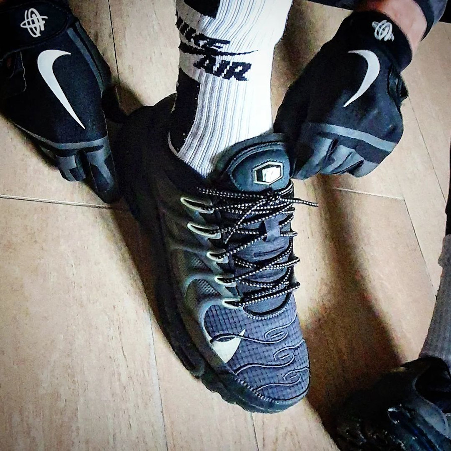 Nike Tuned TS noire grise et vert citron on feet (1)