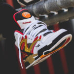 Reebok Pump Omni Zone II blanche rouge jaune doré et noire on feet (couv)