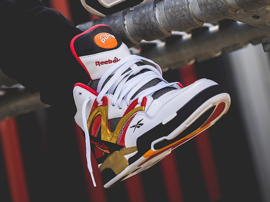 Reebok Pump Omni Zone II blanche rouge jaune doré et noire on feet (couv)