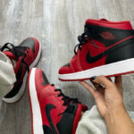 AJ1 Mid Reverse Bred 2022 (rouge et noire) 554724-660 (couv)