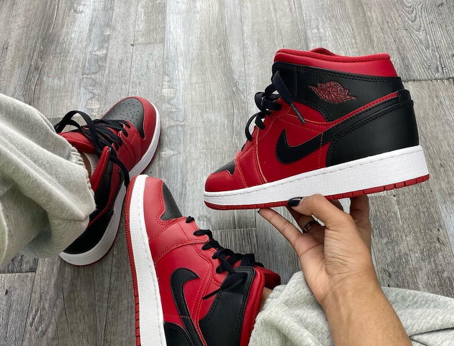 AJ1 Mid Reverse Bred 2022 (rouge et noire) 554724-660 (couv)