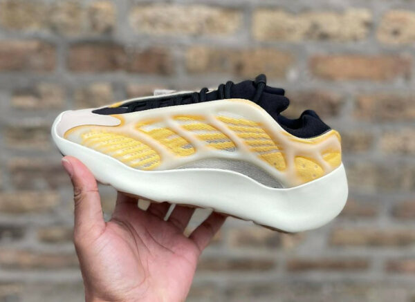 Adidas Yeezy 700 V3 beige noire et jaune (1)