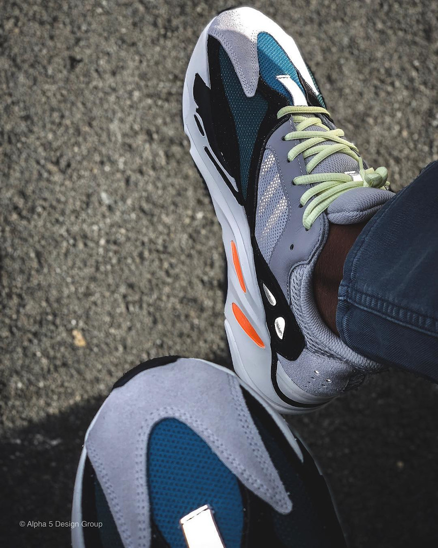 Adidas Yeezy Boost 700 OG V1 grise noire et orange on feet (2)