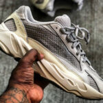 Adidas Yeezy Boost 700 Version 2 grise et blanche (1)