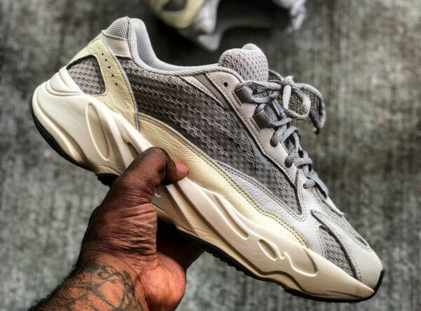 Adidas Yeezy Boost 700 Version 2 grise et blanche (1)