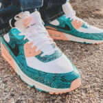 Nike AM90 Green Snakeskin (vert turquoise et rose) on feet