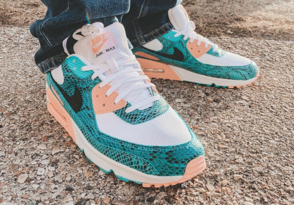 Nike AM90 Green Snakeskin (vert stars et rose) on feet