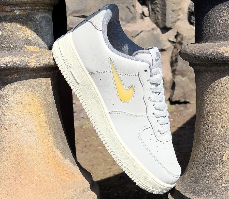 Nike Air Force 1 Low Jewell grise et beige (2)