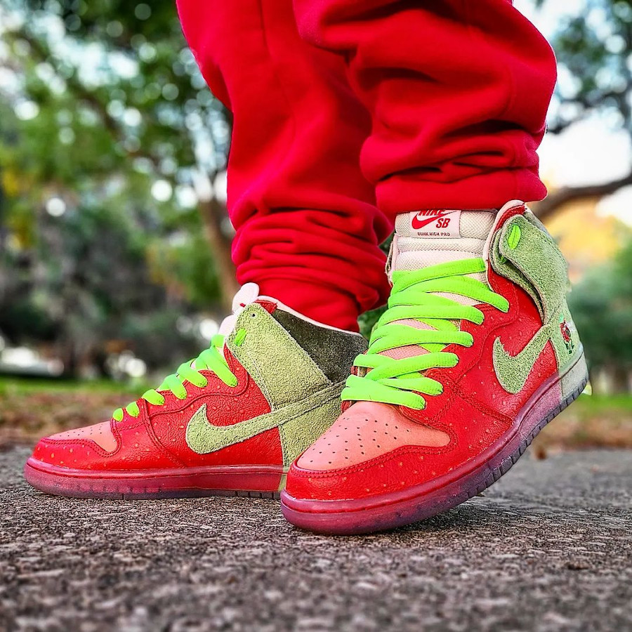 Nike SB Dunk High Pro Strawberry Cough - @wutawickedstyle (1)