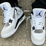 Air Jordan 4 Retro blanche et noire on feet (3)