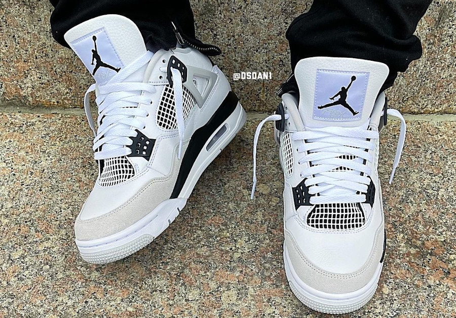 Air Jordan 4 Retro blanche et noire on feet (3)