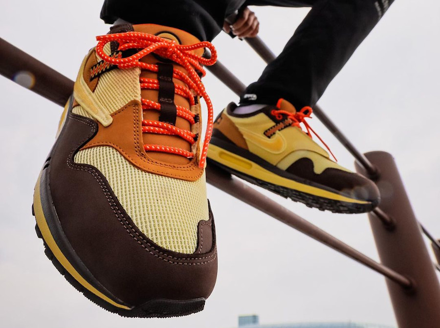 Nike Air Max 1 Cactus Jack marron on feet (2)