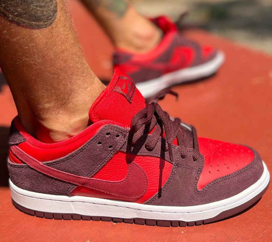 Nike Dunk Low SB cerise rouge et bordeaux on feet (2)