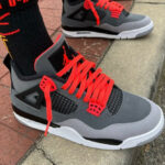 Air Jordan 4 Retro noire grise et infrarouge lace swap (couv)