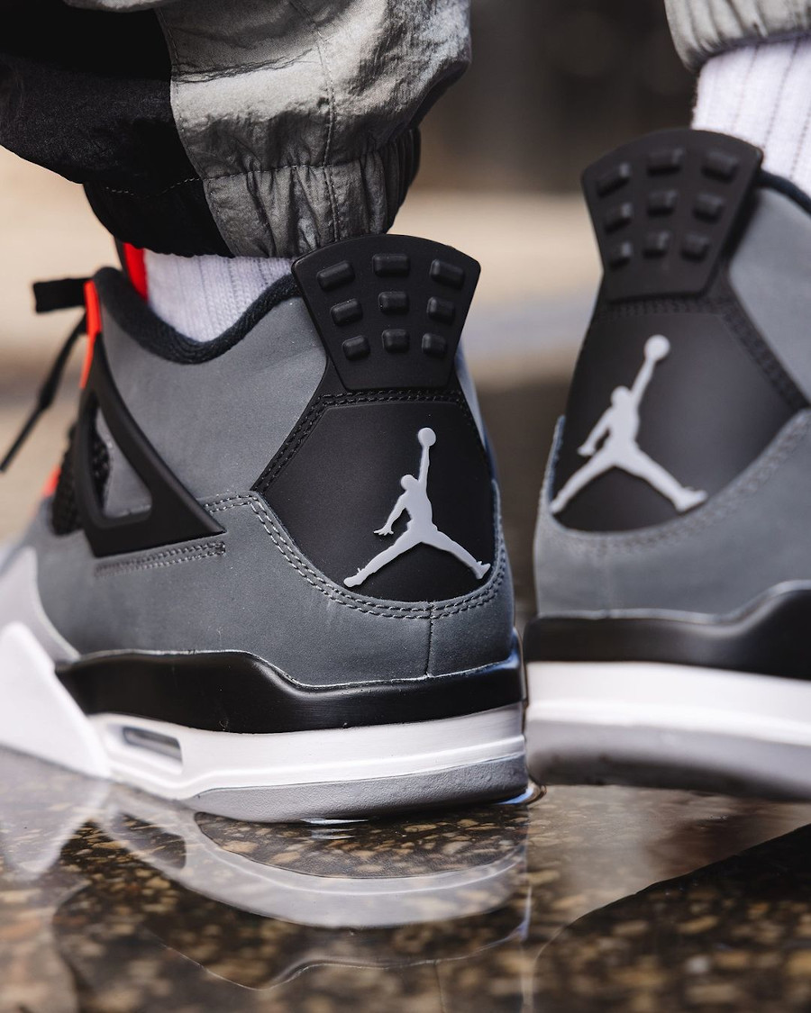 Air Jordan 4 Retro noire grise et infrarouge on feet (2)
