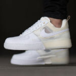 Nike AF1 React blanche lait de noix on feet (2)