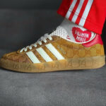 Adidas Gazelle Guci marron et beige on feet (1)