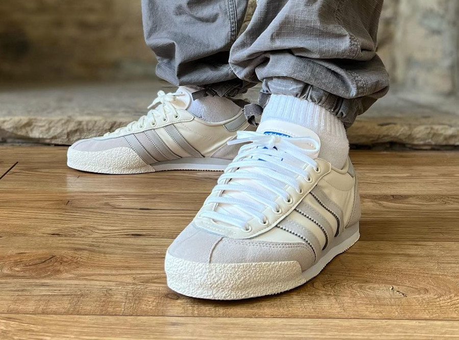 Adidas LGII beige crème on feet