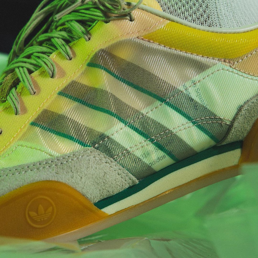 Adidas Squash Polta AKH blanche beige et verte on feet (3)