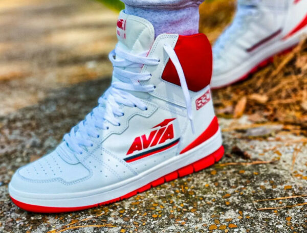 Avia 830 blanche et rouge on feet