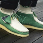 Clarks Wallabee VCY verte et blanche on feet (3)