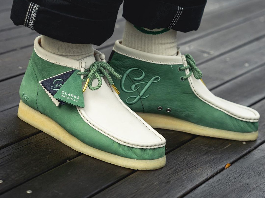 Clarks Wallabee VCY verte et blanche on feet (3)