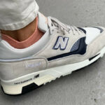 New Balance 1500 2022 blanc cassé noire et rose on feet (4)