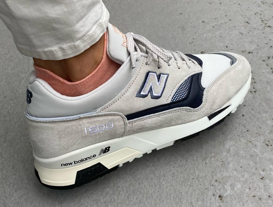 New Balance 1500 2022 blanc cassé noire et rose on feet (4)