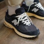 New Balance 2002R gris foncé beige crème (3)