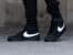 Nike Blazer Mid SB en daim noir (Swoosh blanc) (2)