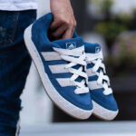 Adidas Adimatic bleu foncé on feet (1)