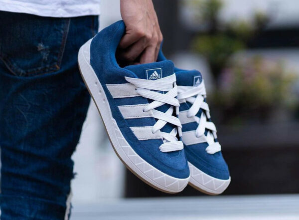 Adidas Adimatic bleu foncé on feet (1)