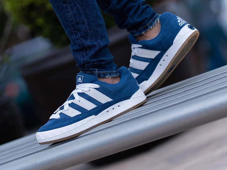 Adidas Adimatic bleu foncé on feet (4)
