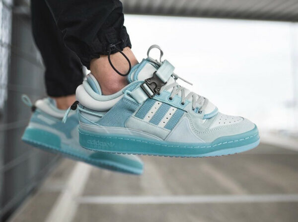 Adidas Forum Low Badbunny bleu ciel on feet