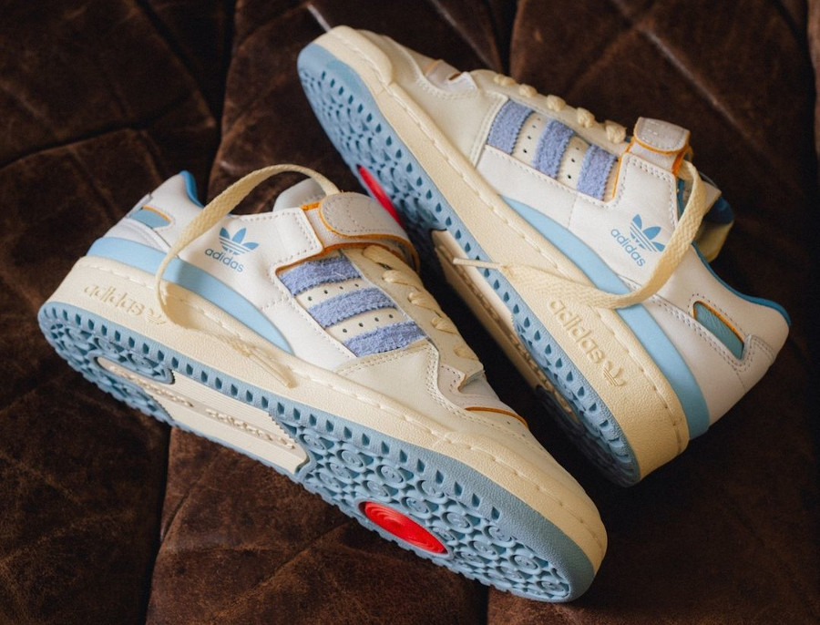 Adidas Forum Low blanche et bleu clair (2)