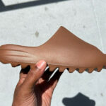 Adidas Yeezy Slide marron foncé 2022 (2)