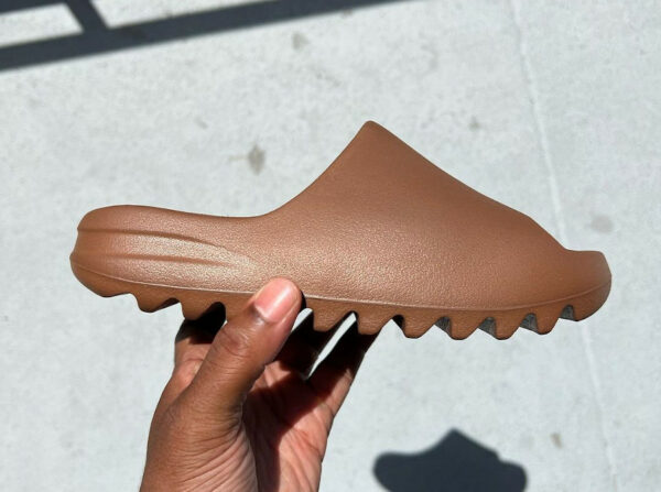 Adidas Yeezy Slide marron foncé 2022 (2)