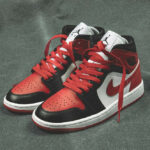 Air Jordan 1 mi-montante noire blanche avec un bout rouge (6)