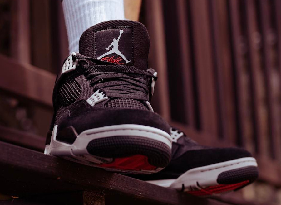 Air Jordan 4 en tissu noir on feet (1)
