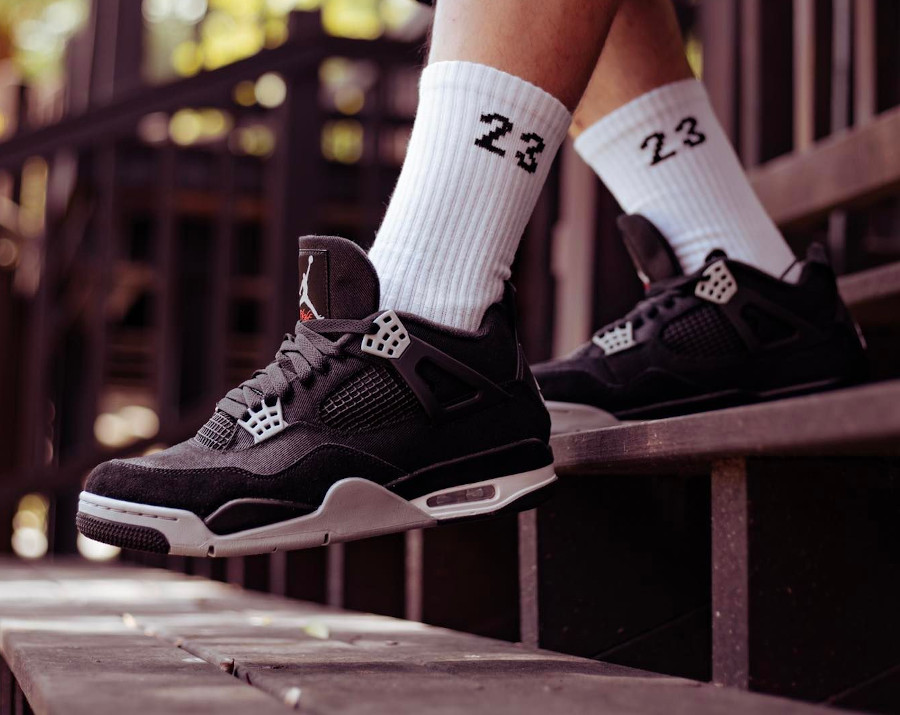 Air Jordan 4 en tissu noir on feet (2)