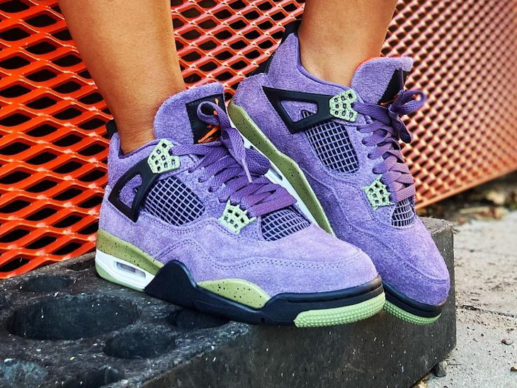 Air Jordan 4 fille en daim duveteux violet on feet (1)