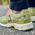 New Balance 2002R BG en toile verte on feet (1)