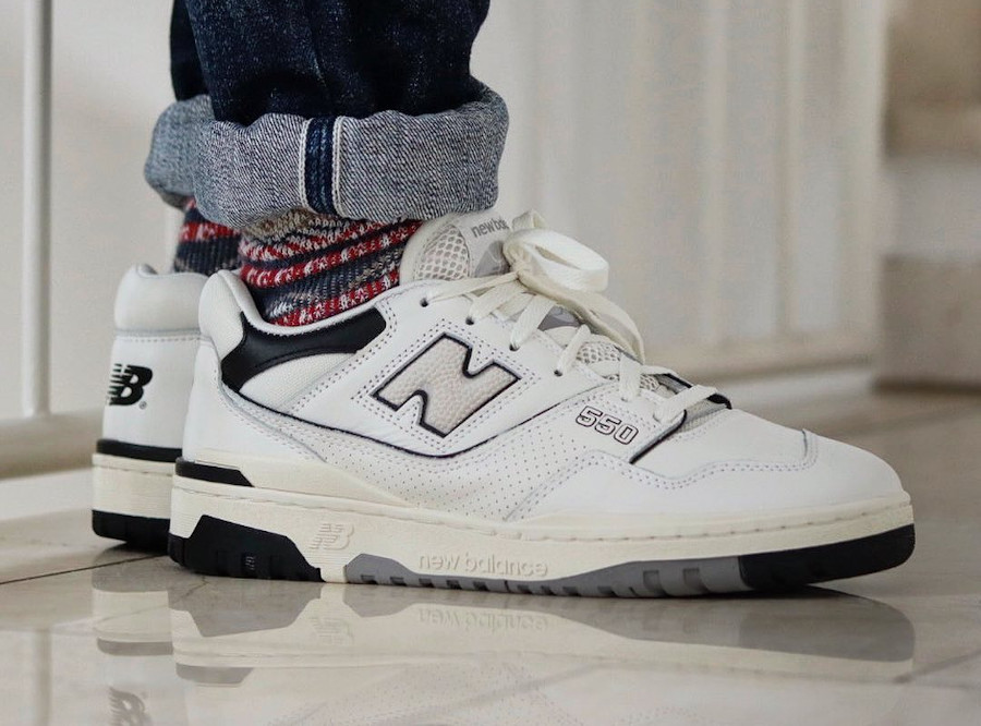 New Balance 550 blanc et crème on feet (5)