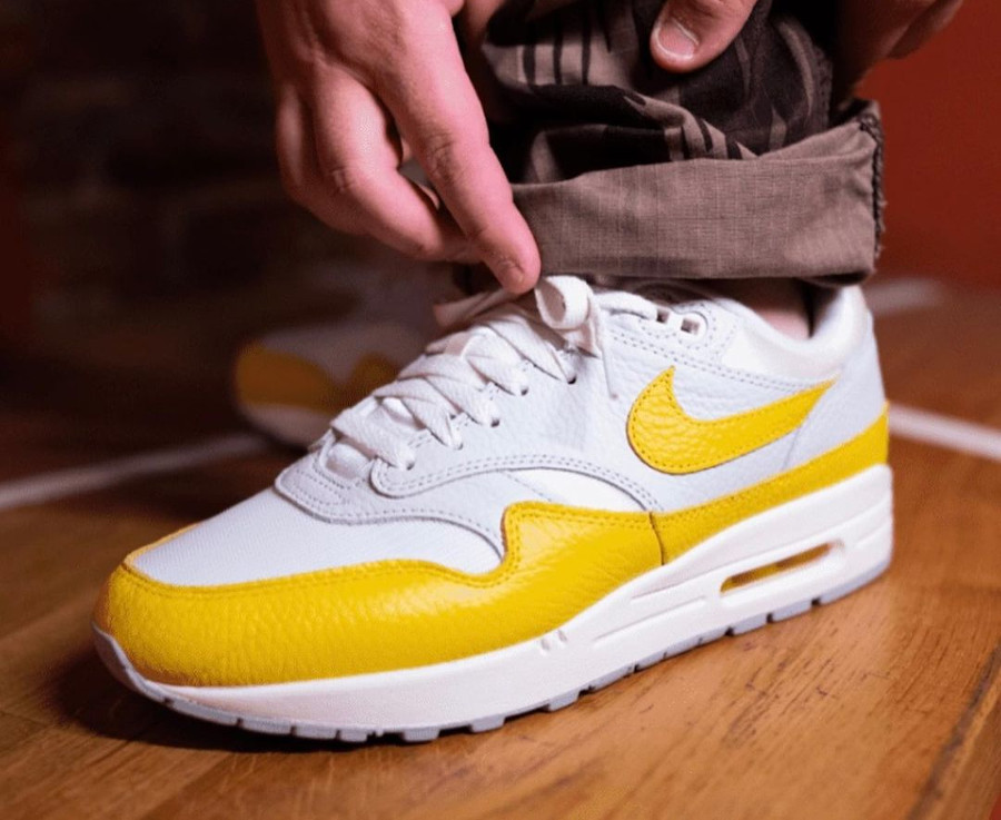Nike Air Max 1 OG blanche grise et jaune on feet (1)